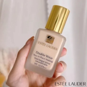 Lightweight Foundation for Oily Skin: Estée Lauder Double Wear Stay-in-Place Makeup